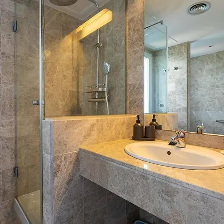 Apartment Puerto Banus Chic Spacious Modern 3 Bedrooms 2 Bathrooms Golf Pool Marbella